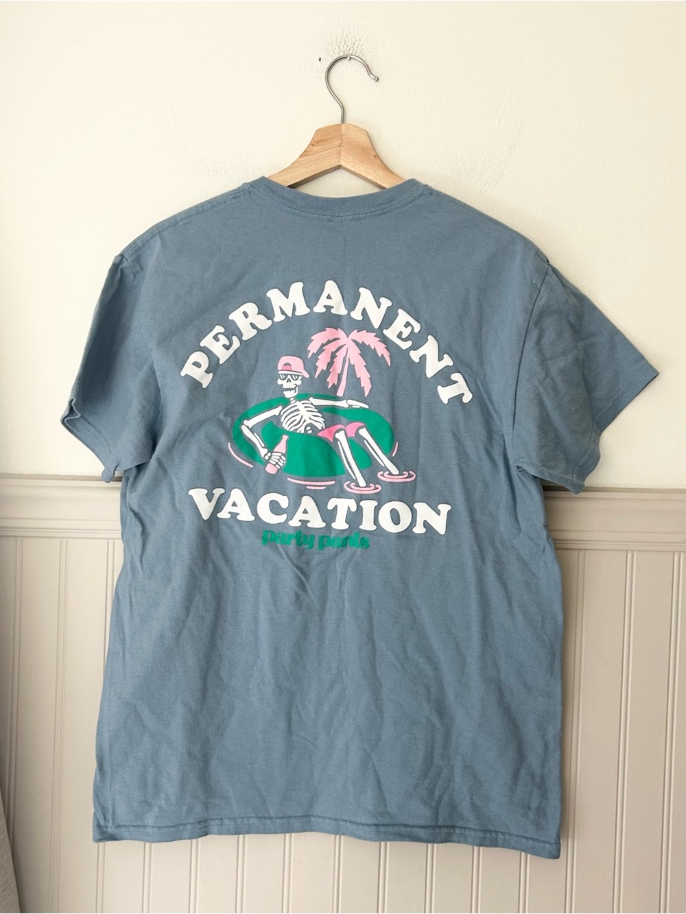 Party Pants Medium Dusty Blue Permanent Vacation Graphic Short Sleeve Tee